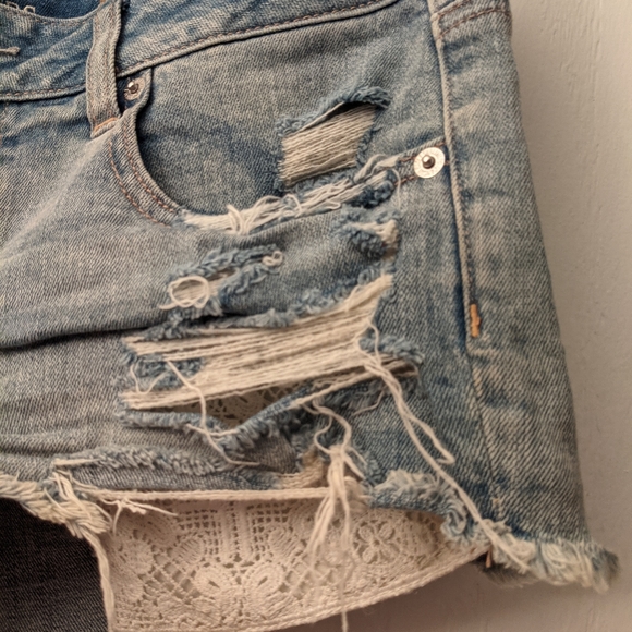Distressed denim shorts with peekaboo lace pockets - Picture 3 of 4